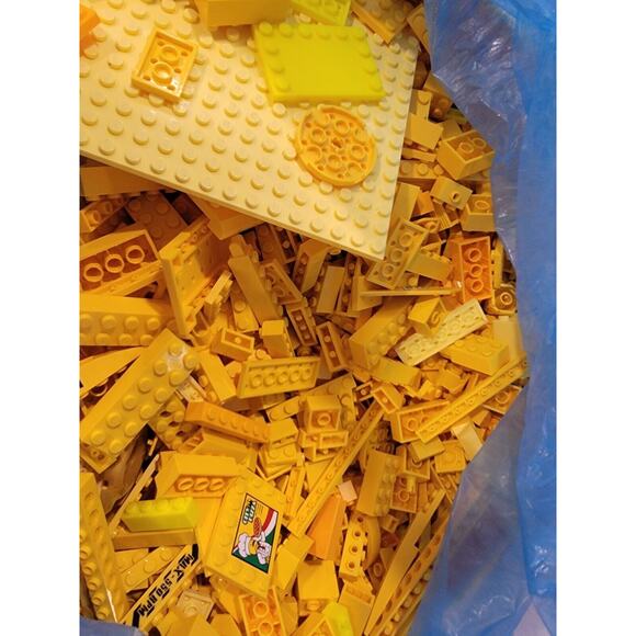 4 Lbs Of Mixed Yellow Legos Most Lego Brand - Picture 2 of 3
